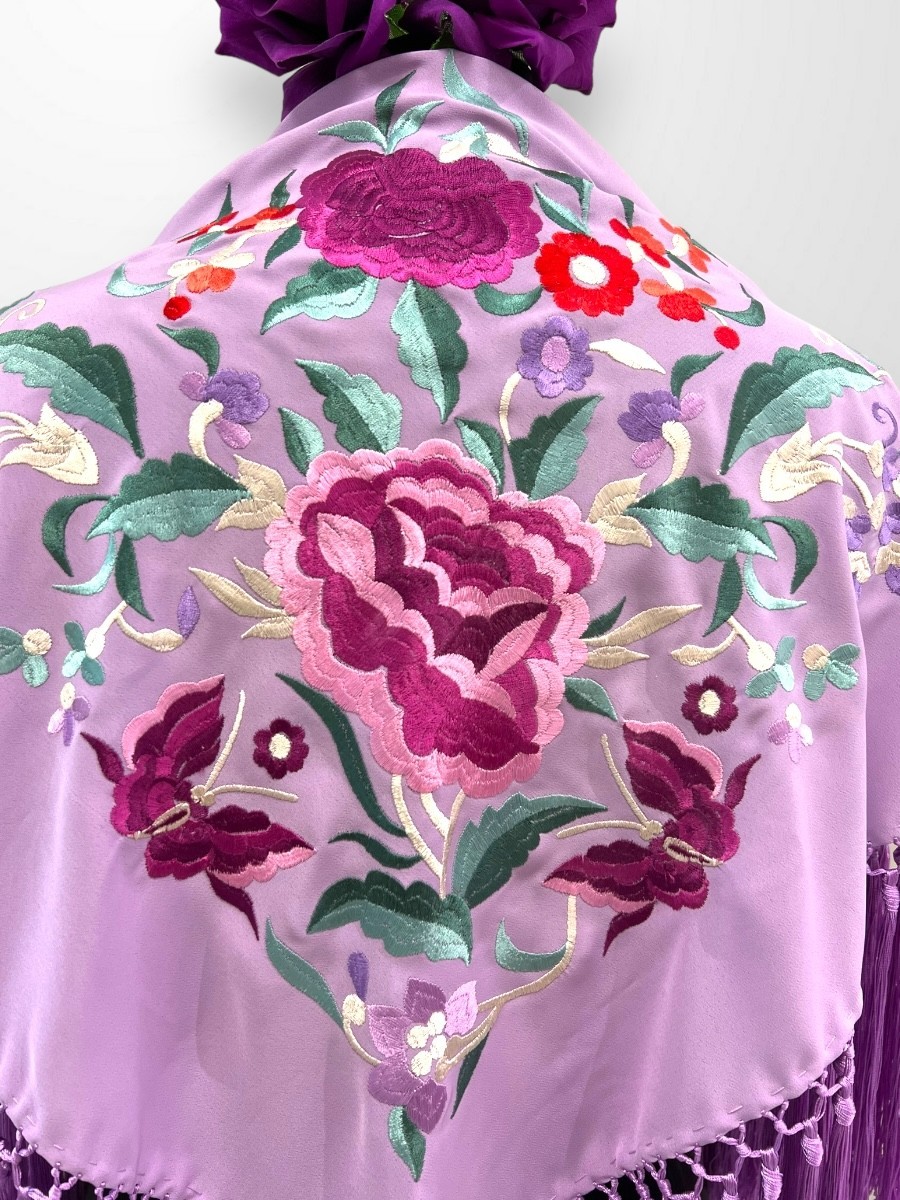 Mantoncillo Malva bordado 2