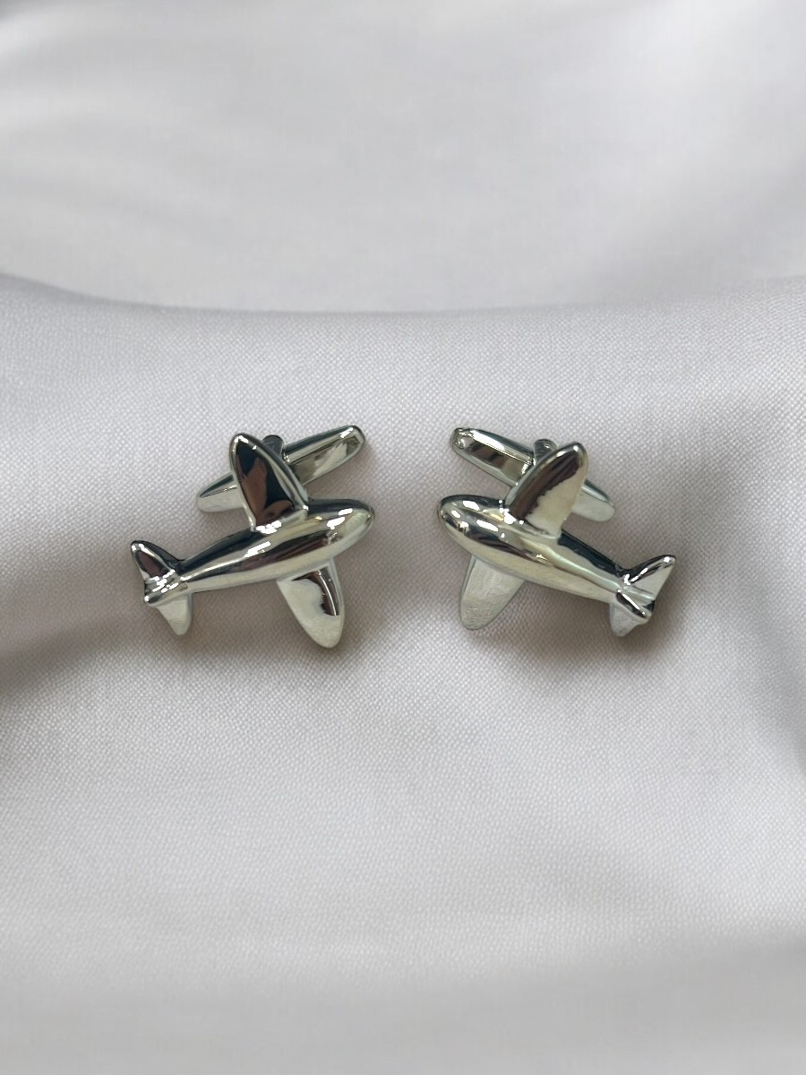 Gemelos aviones plateados