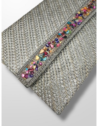 Sobre rafia con piedras