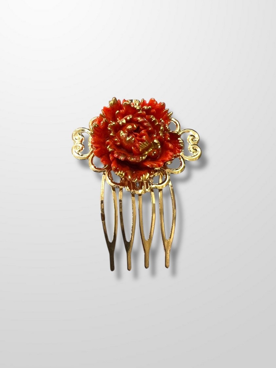 Peinecillo dorado y flor