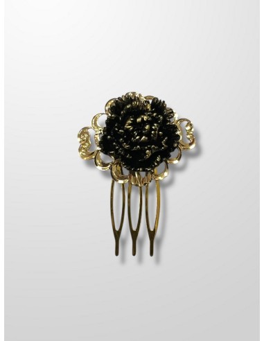 Peinecillo dorado y flor