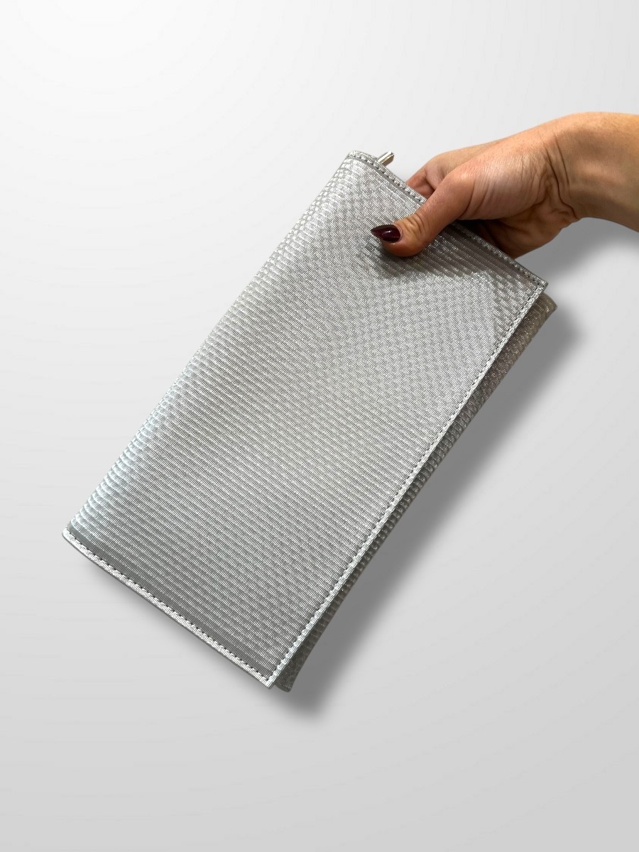 Cartera sobre gris plomo