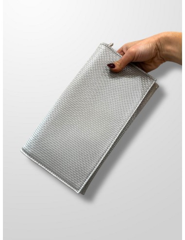 Cartera sobre gris plomo
