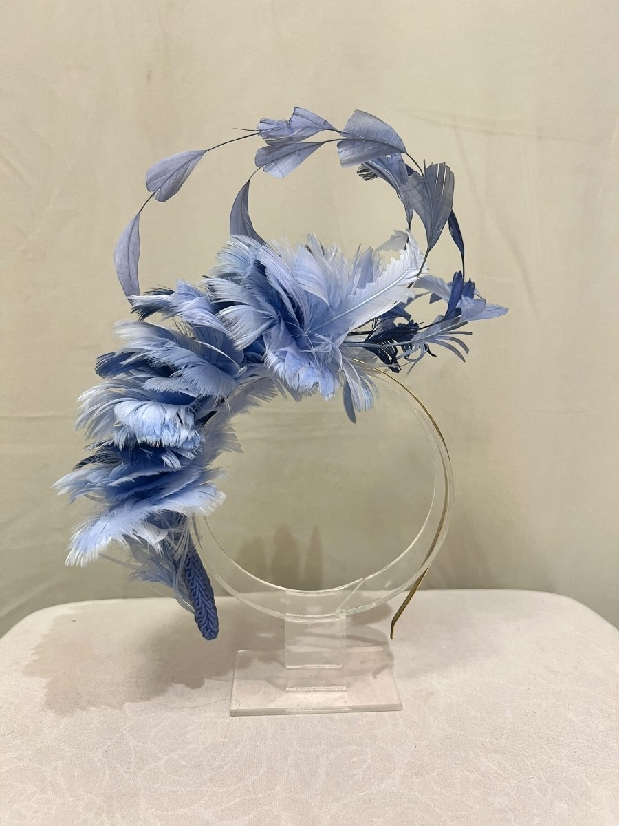 Alquilar diadema Celestina con plumas 2