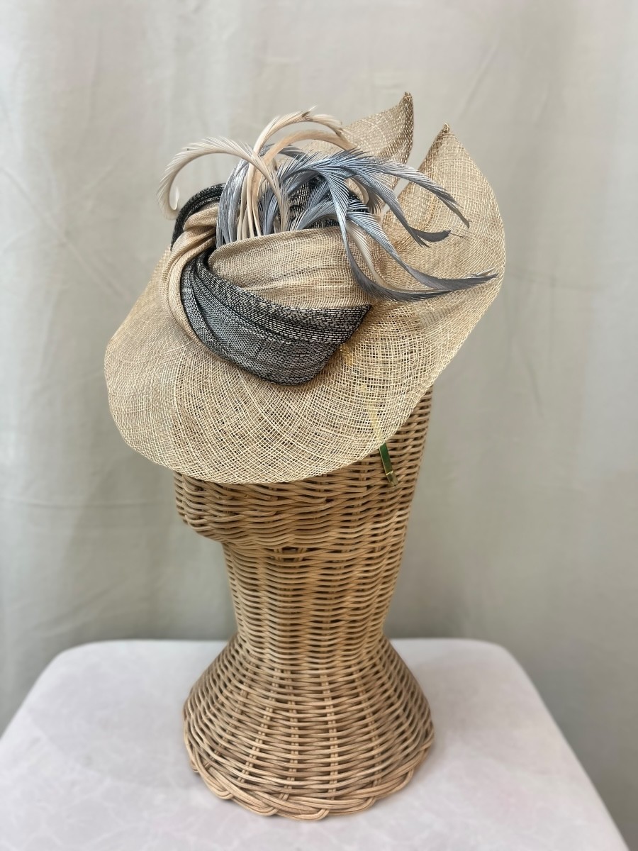 Alquilar tocado Elvira nude y plata 2