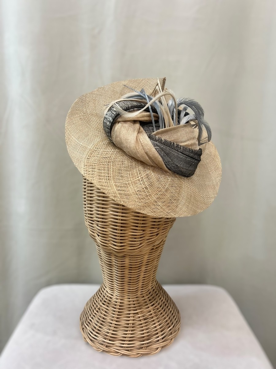 Alquilar tocado Elvira nude y plata