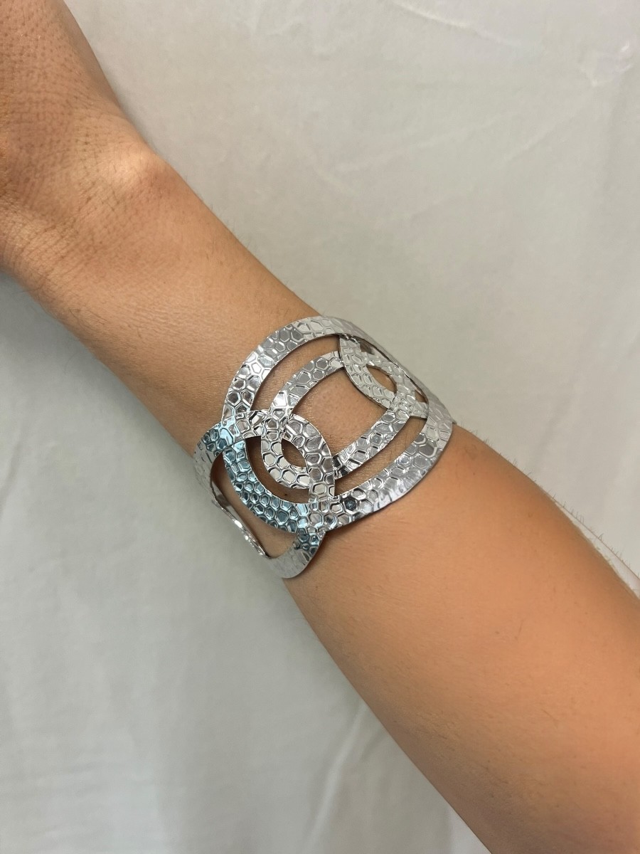 Brazalete de acero plateado