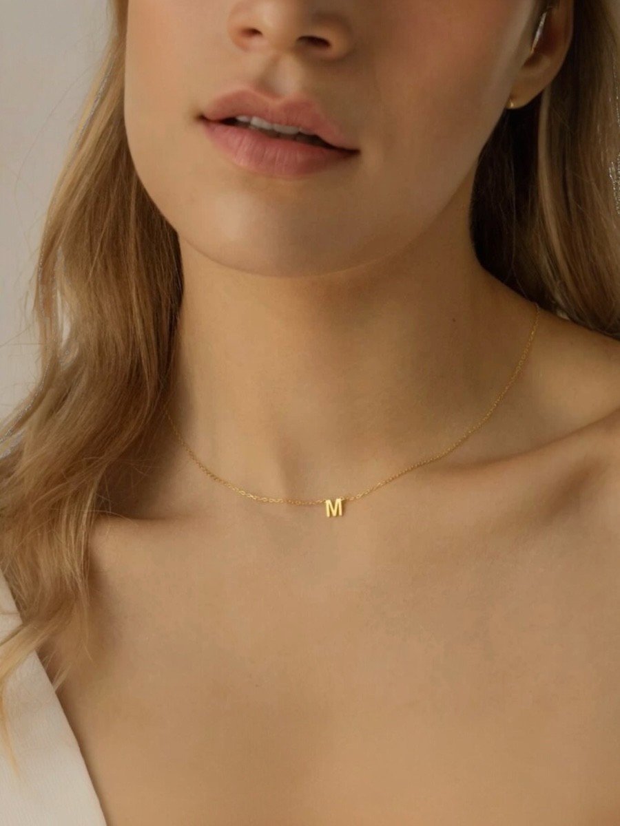 Gargantilla inicial dorada