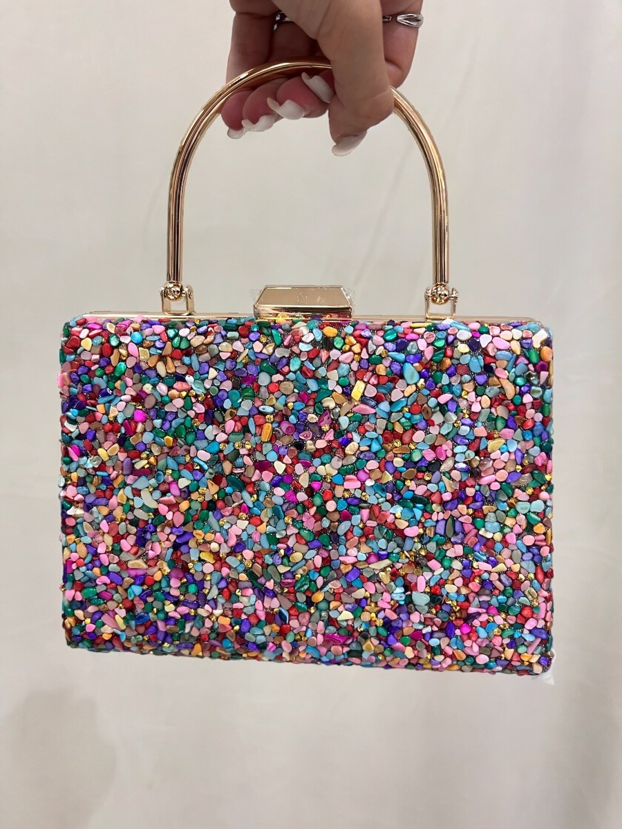 Bolso con piedras