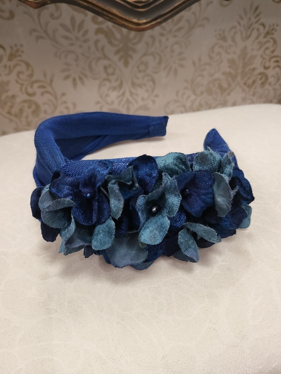 Diadema flores de terciopelo azul klein 2