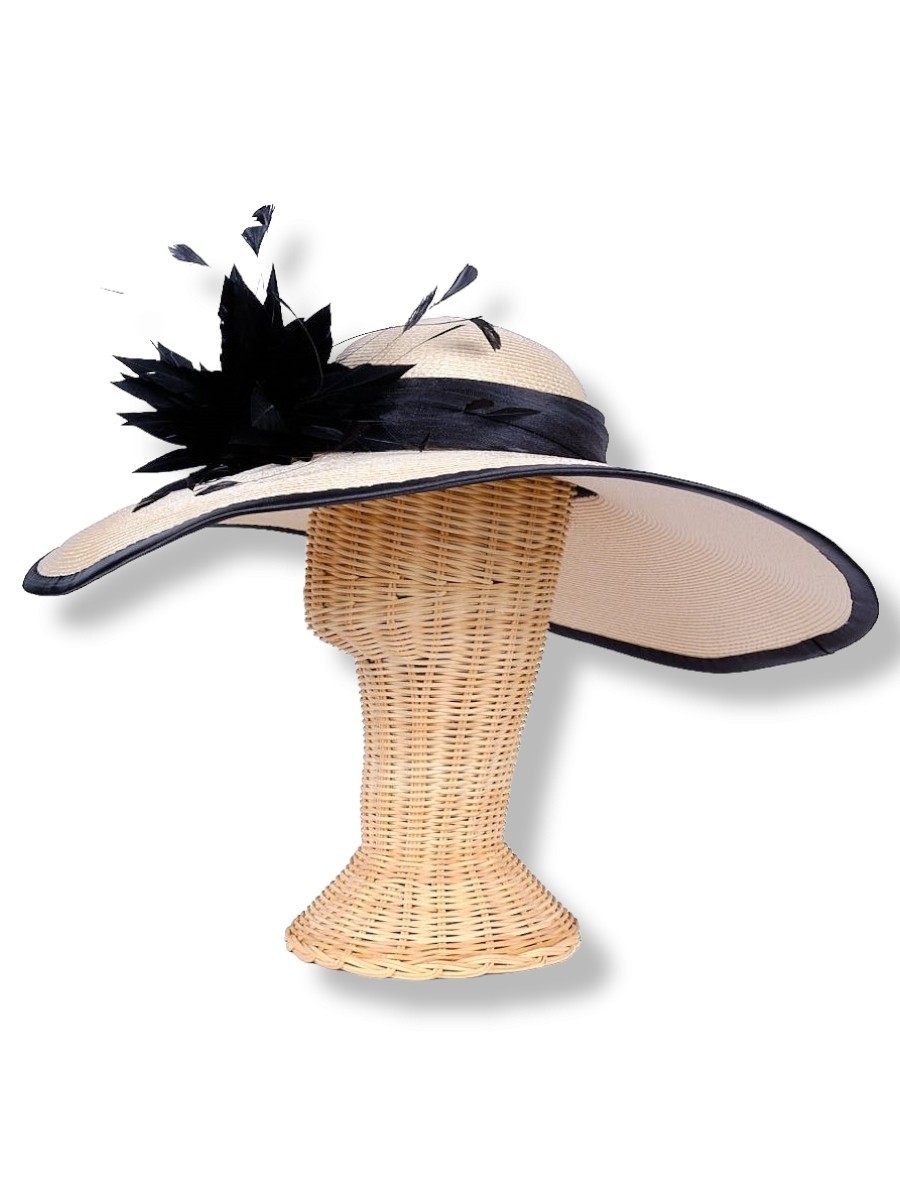 pamela beige y negra con plumas 2