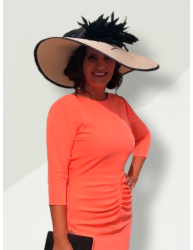 invitada con pamela beige y negra con plumas
